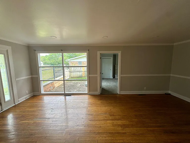 1370 Farley Dr — Photo 6