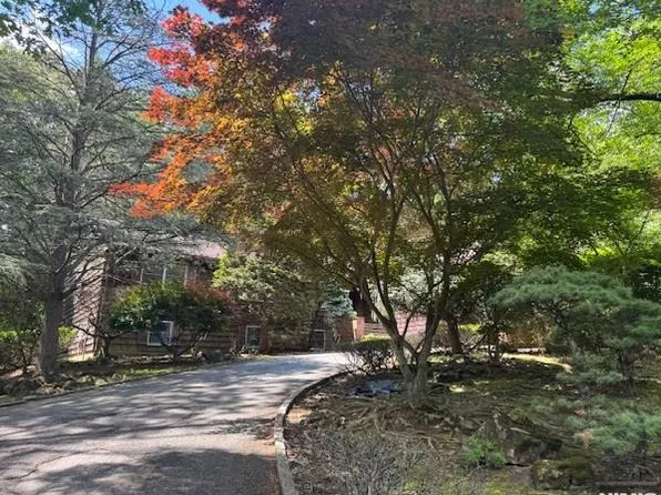 554 Huckleberry Ln, Franklin Lakes, NJ 07417