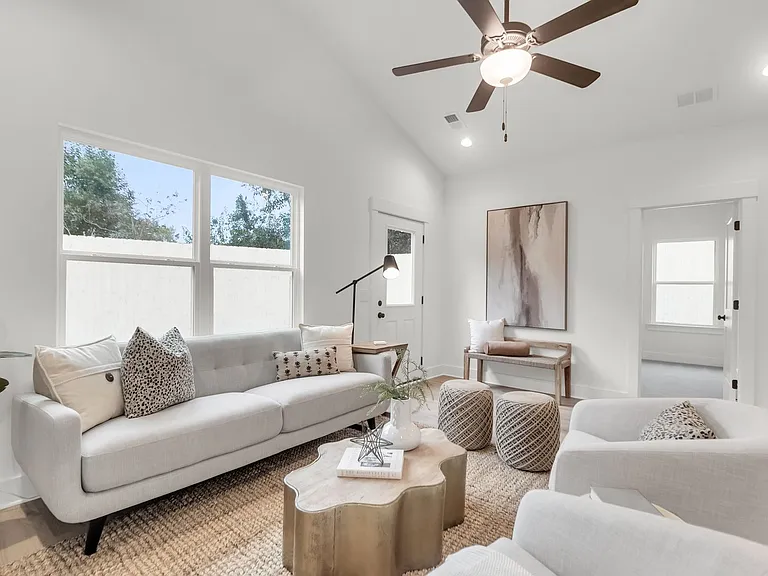 2304 Delano St — Photo 4