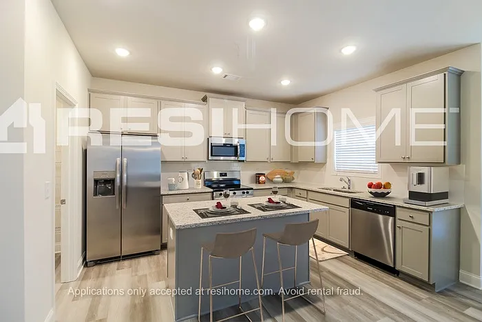 5 bed, 3.0 bath, 2648 sqft, $3,295 — Photo 3