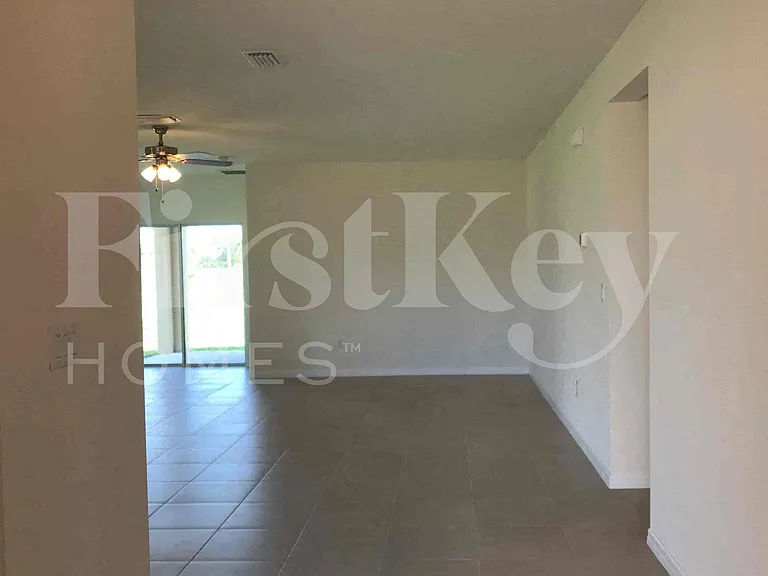625 SW 25th Ter — Photo 2
