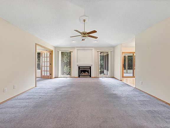 4th image of 4 Longleat Ln
