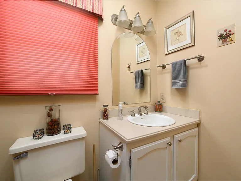 107 Lincoln Ln — Photo 6