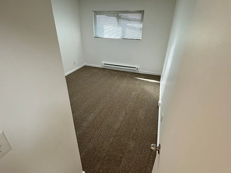 Townvue Heights Apartments — Photo 17