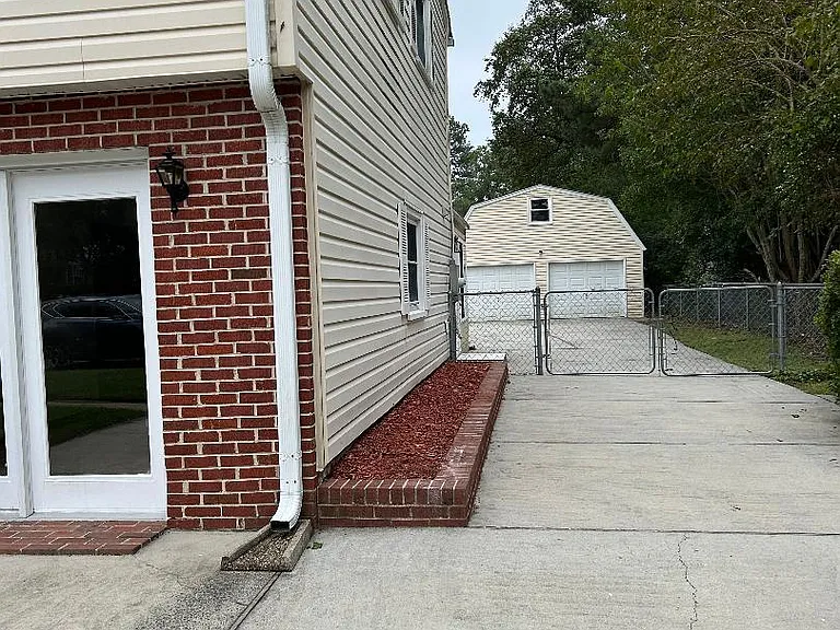 307 Crittenden Ln — Photo 17