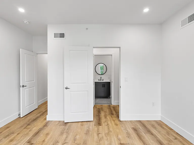 442 W Queen Ln #2 — Photo 29
