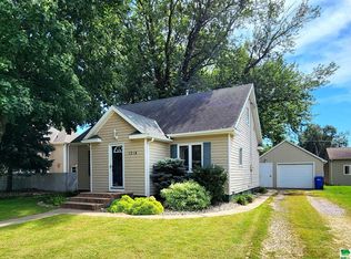 1214 2nd St, Hull, IA 51239