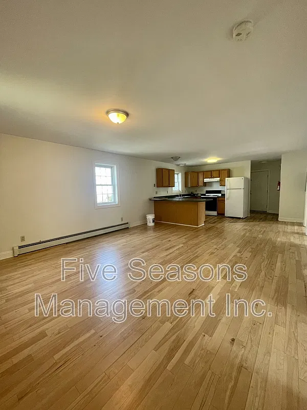 3 bed, 1.0 bath, 850 sqft, $2,700 — Photo 4