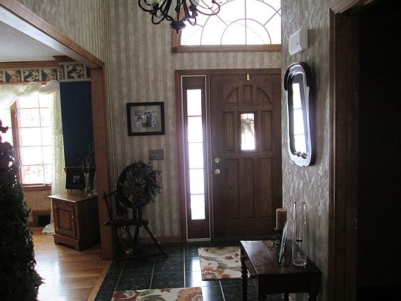 Foyer w cathedral ceiling
