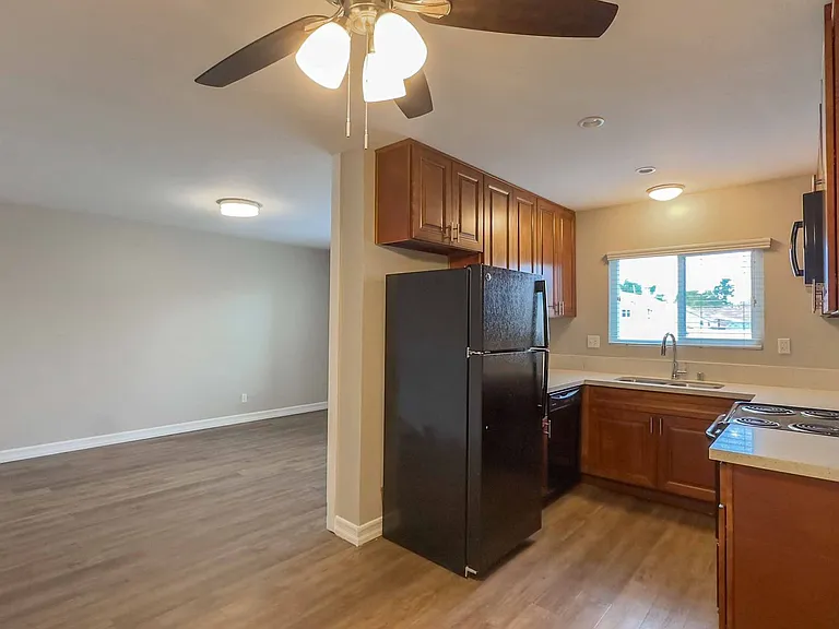 Twin Palms Apartments — Photo 5
