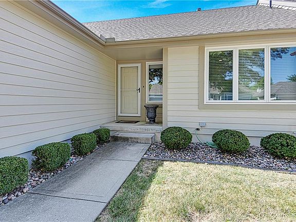 4th image of 8826 Larson Ave