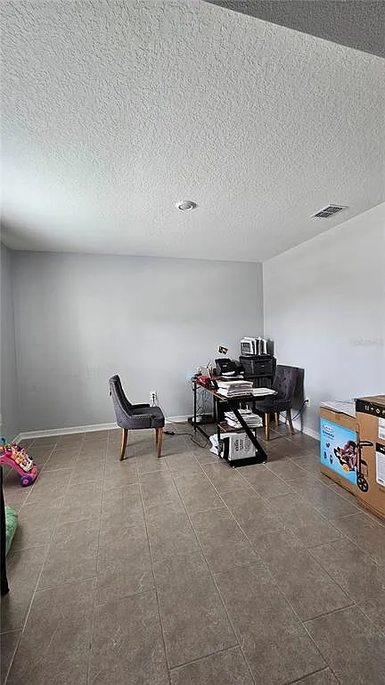 Building Photo - 600 Silver Palm Dr