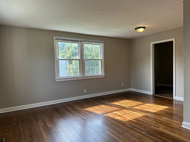 50 Maple St — Photo 3