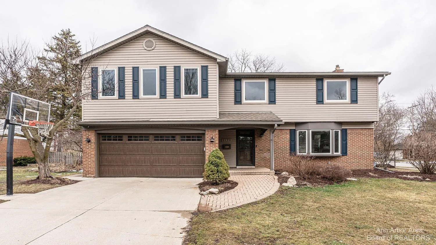 2135 Churchill Dr photo 1