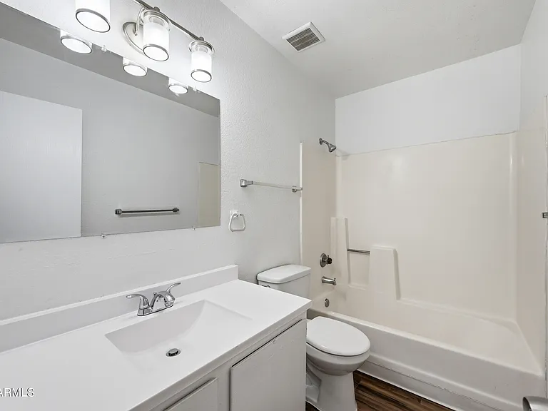 436 W Clark St #202 — Photo 15