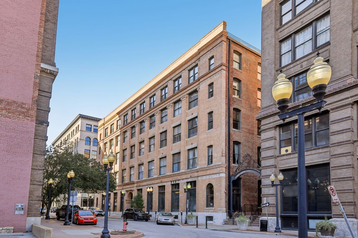 W 8th St-S2210-001.jpg