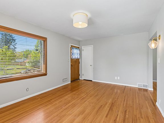 4th image of 1041 36th Ave NE