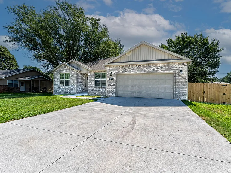 190 Township Dr — Photo 4