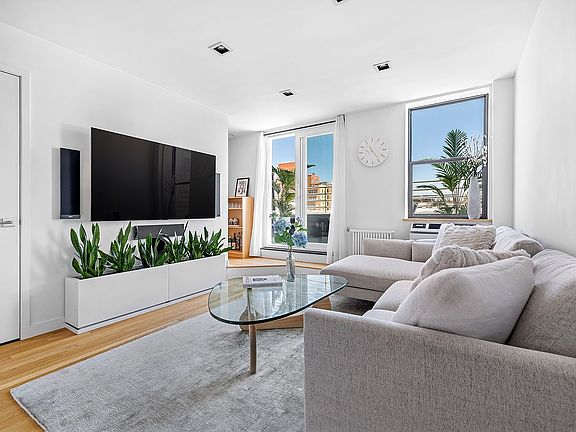 4th image of 140 W 69th St Unit Penthouse 7