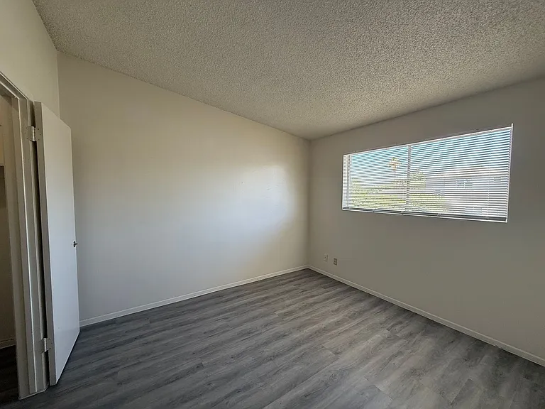 820 E Maryland Ave — Photo 10