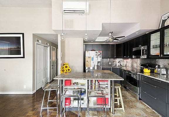 5th image of 148 Waverly Pl APT G