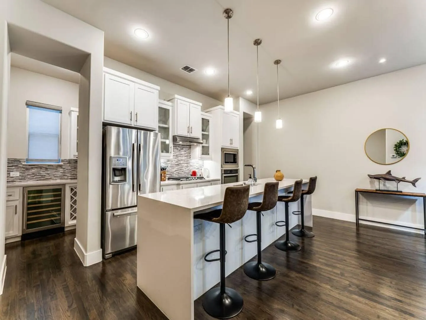 3 bed, 2.5 bath, 1909 sqft, $4,240 — Photo 2