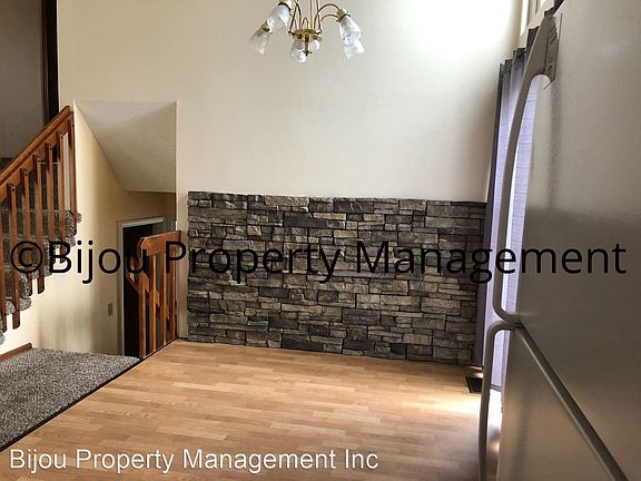 3rd image of 1855 Heatherdale Dr