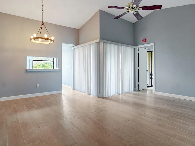 960 N Franklin Ave #960D — Photo 6