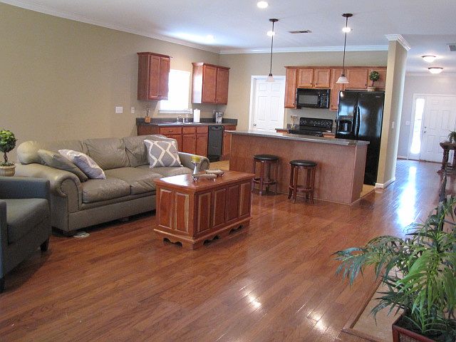 1st image of 439 Holland Lakes Dr N