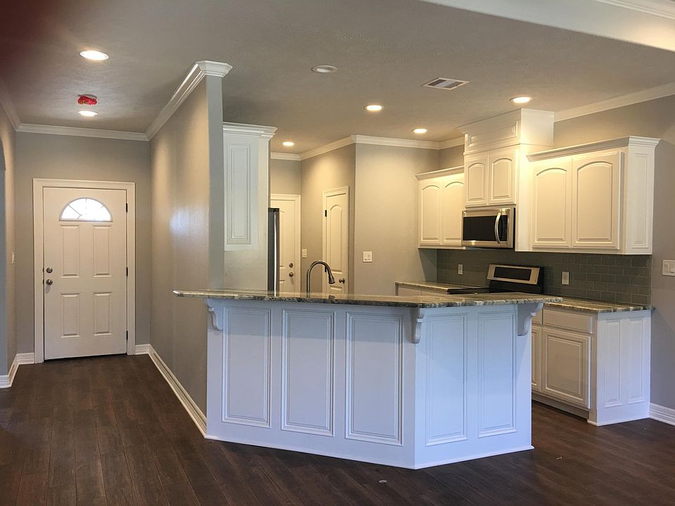 Front door yiew into kitchen/bar to garage