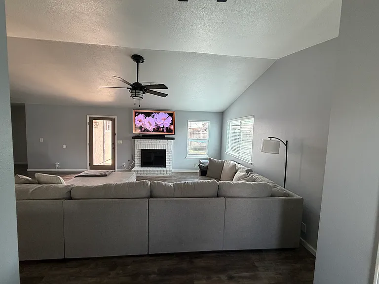 1410 Ashwood Ct — Photo 3