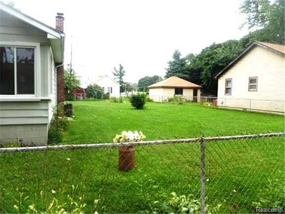 3rd image of 23320 Hoover Ave