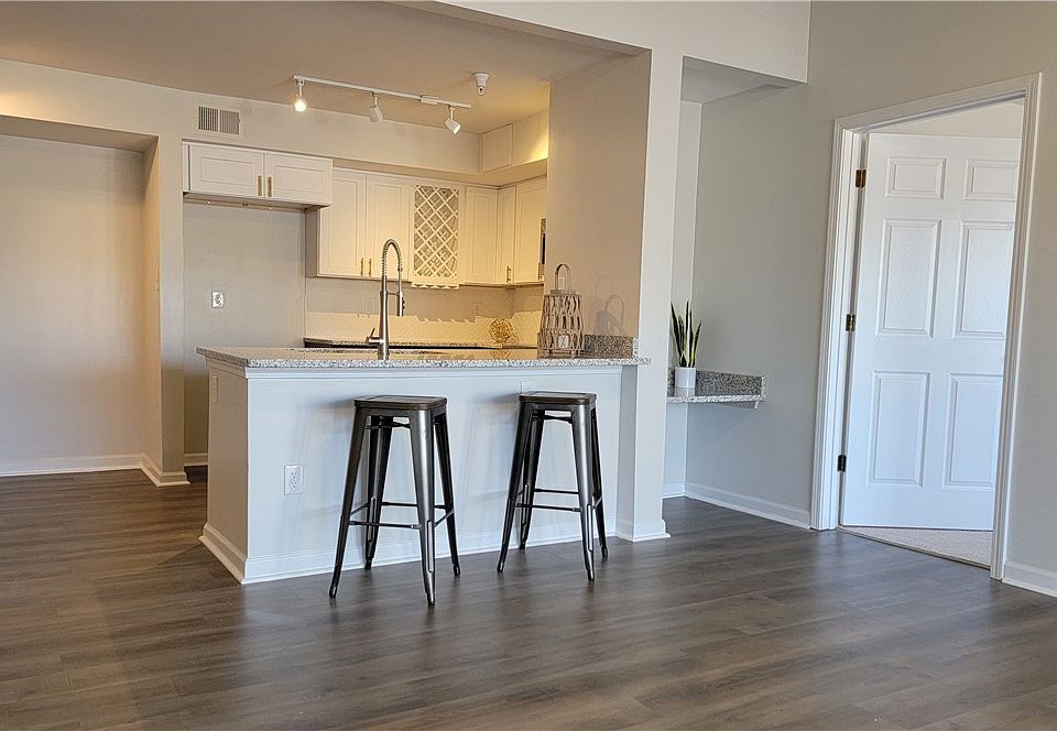 Bristol Village Condominiums 604 Bristol Village Dr Midlothian VA