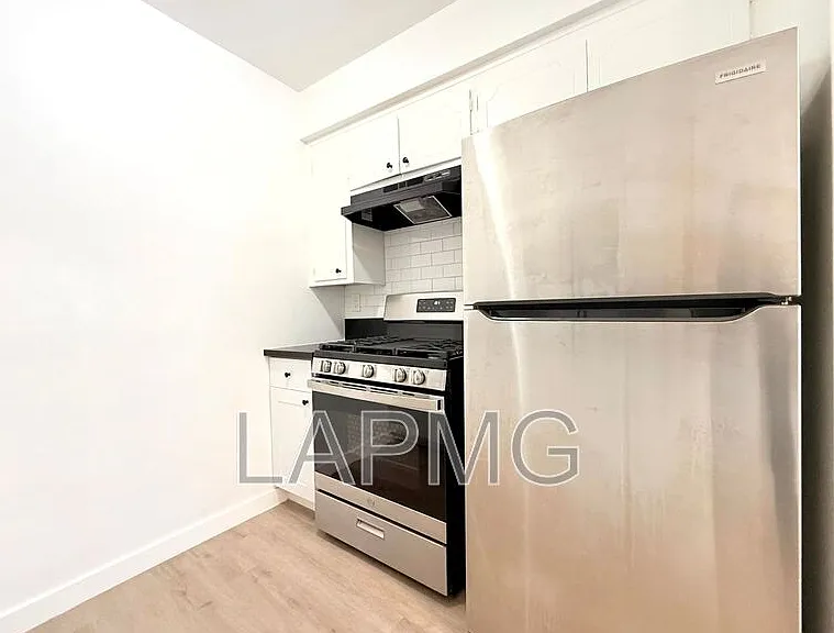 1426 S Point View St #5 — Photo 5