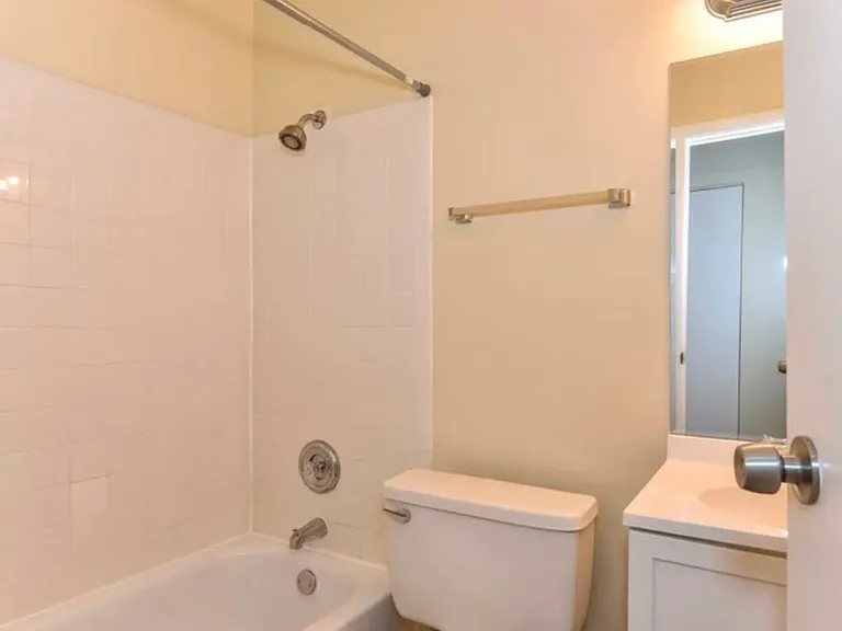 204 Valley Dr — Photo 6