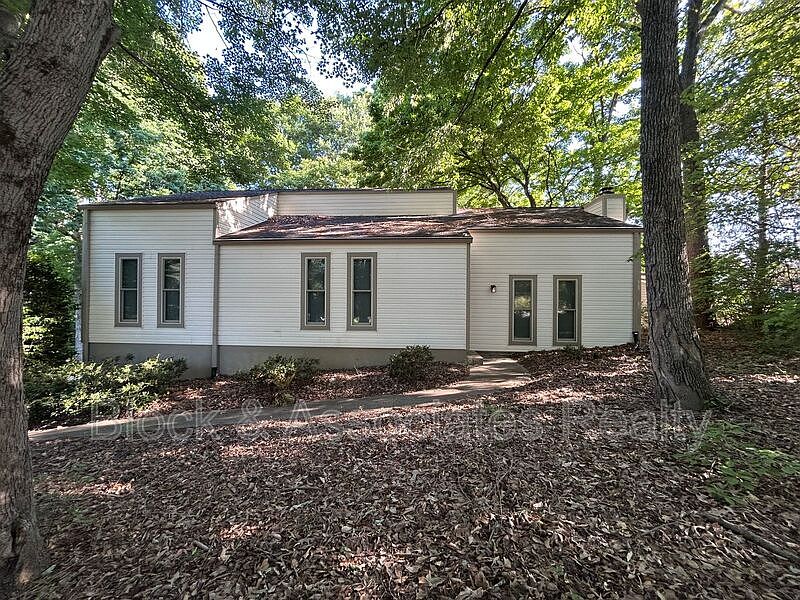 1st image of 906 Forestglen Dr