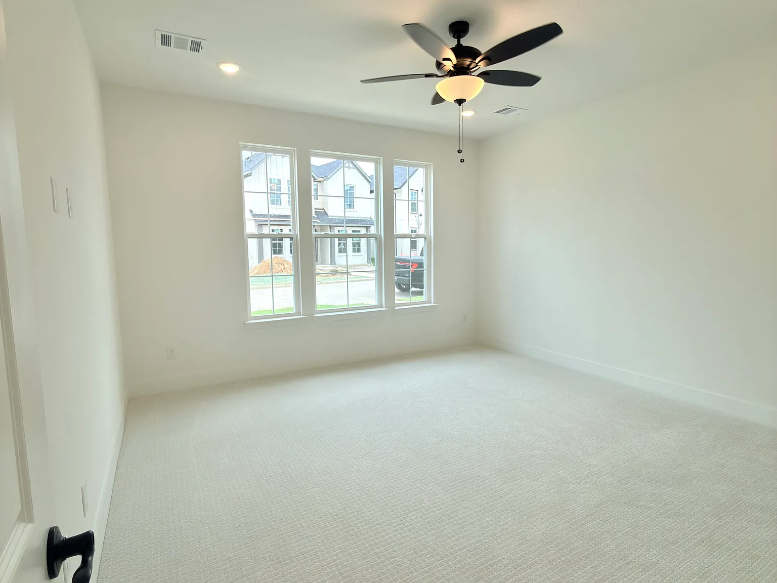 4 bed, 2512 sqft, $3,900 — Photo 4