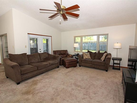 3rd image of 428 Timberwood Trl