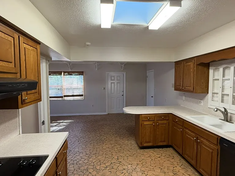 914 Homewood Dr — Photo 4