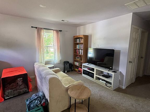 3rd image of 4611A Rochambeau Dr