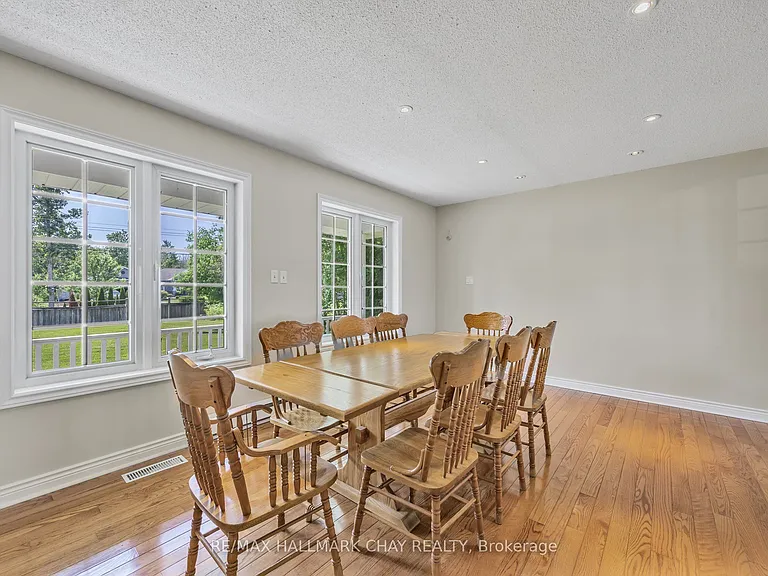 2653 Leonard St — Photo 9