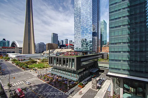 30 Grand Trunk Cres Photo 1