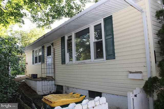 1st image of 333 W 2nd St