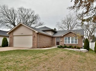 1020 S Finley Rd, Lombard, IL 60148