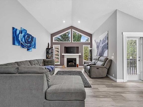 3rd image of 212 NE Cresthaven Pl SW