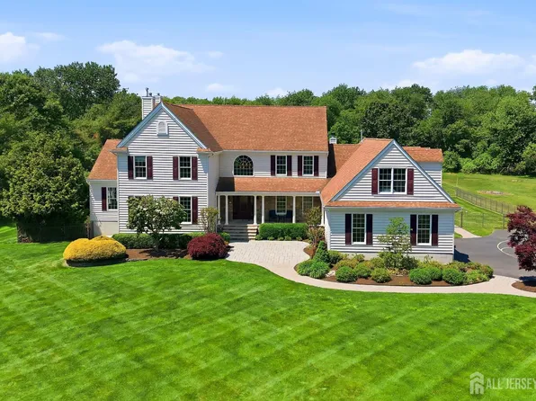 16 Deer Run Dr, Freehold, NJ 07728