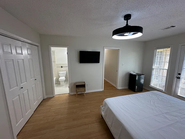 Bedroom 6/w Smart TV