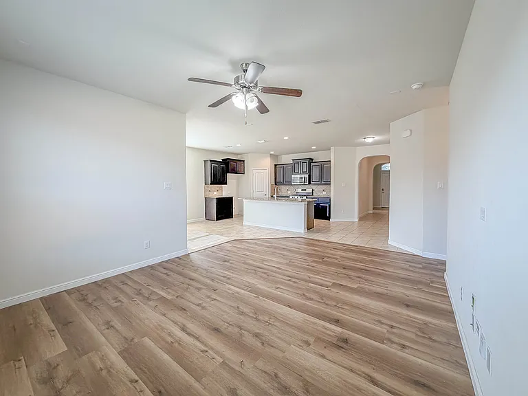 1117 Genola Dr — Photo 3