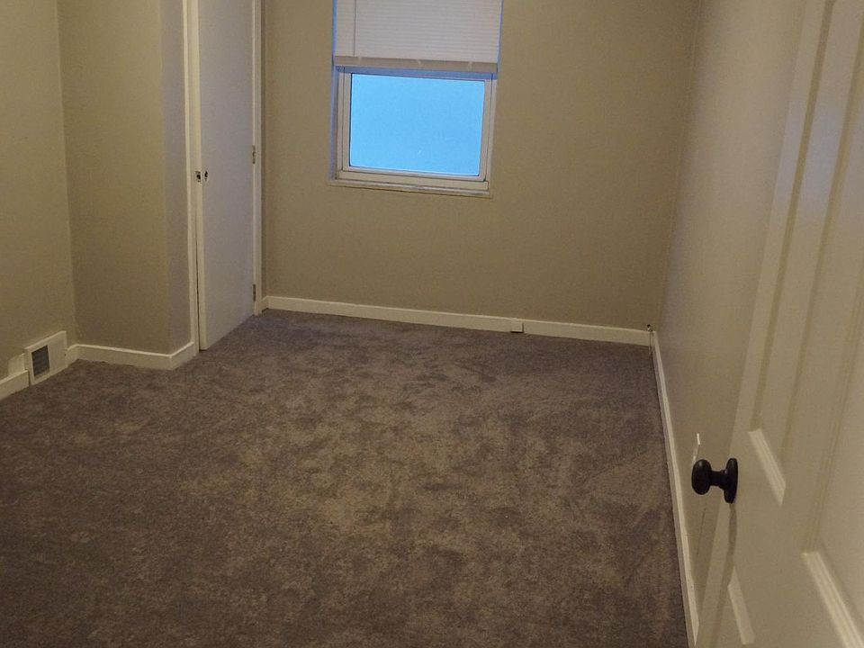 2nd bedroom with NEW carpet
