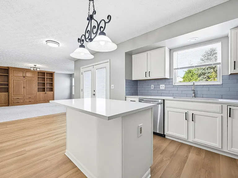 3033 Jamestown Dr — Photo 3